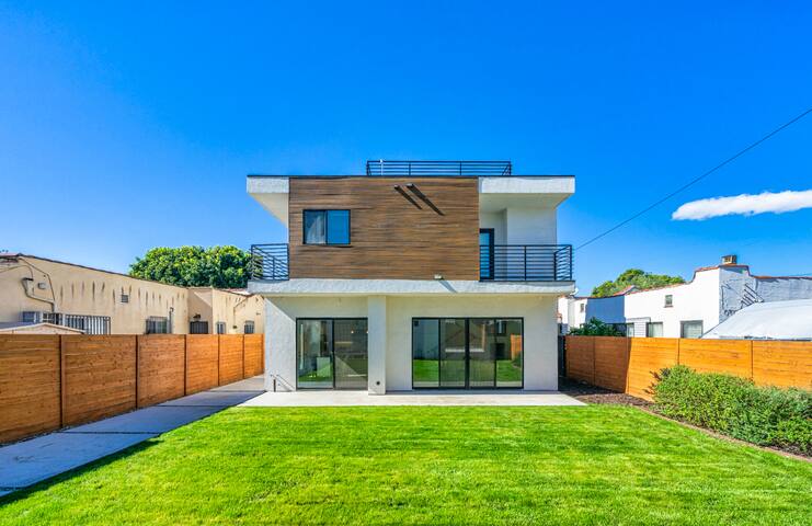 5BR/5.5BA Luxury Villa in Los Angeles with Parking gallery image 3