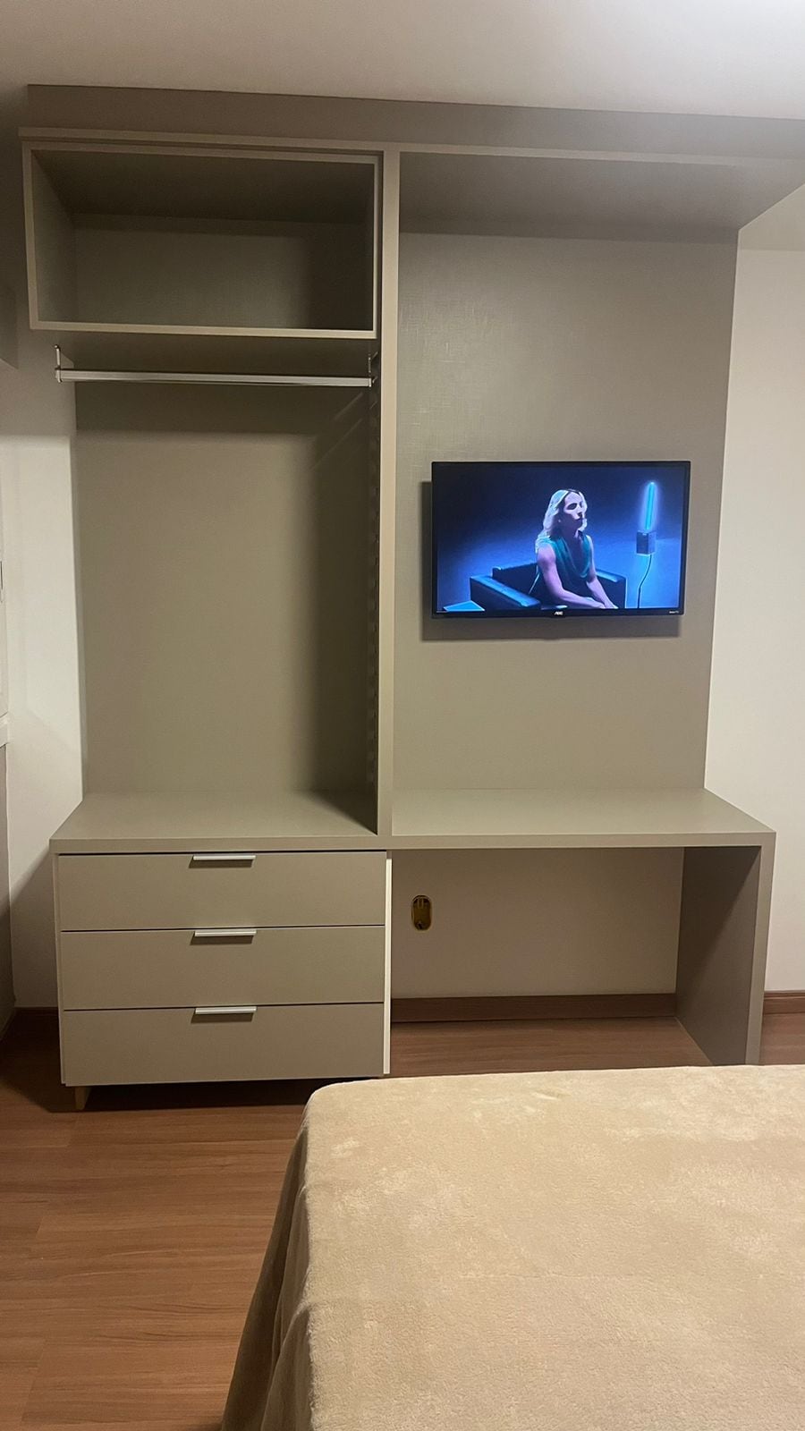 ARMARIO DE HABITACIÓN DOBLE CON TV INTELIGENTE DE 32 PULGADAS