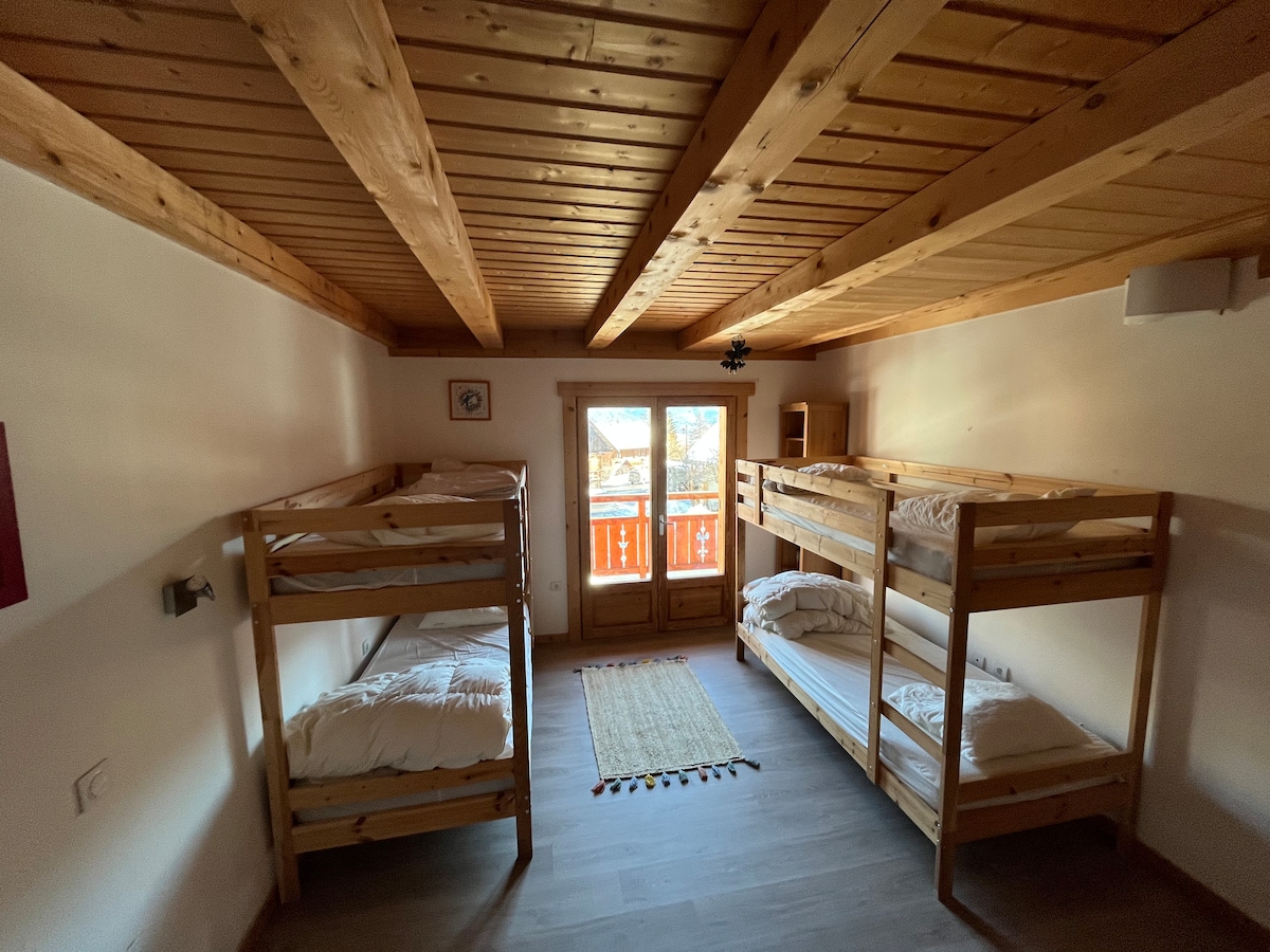 Spavaća soba za 4 osobe s balkonom, privatnom kupaonicom i WC-om