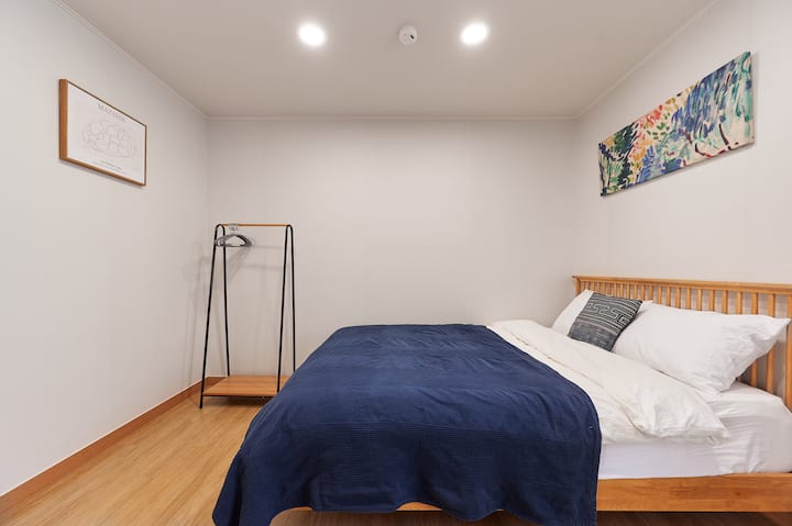 Ննջասենյակ2 ՝ երկտեղանի մահճակալ, զգեստապահարան, հագուստի կախիչ, թախտ(185 սմ, բազմոցի անկողնային պարագաները նախատեսված են 14 հոգու համար կամ լրացուցիչ անկողնային պարագաների վճարում)