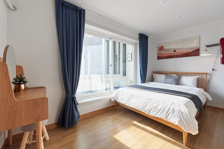 Ննջասենյակ1 ՝ երկտեղանի մահճակալ, թախտ(185 սմ), զգեստապահարան, հագուստի կախիչ