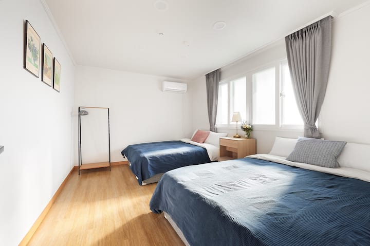 Ննջասենյակ5 ՝ երկու երկտեղանի մահճակալ, զգեստապահարան, հագուստի կախիչ