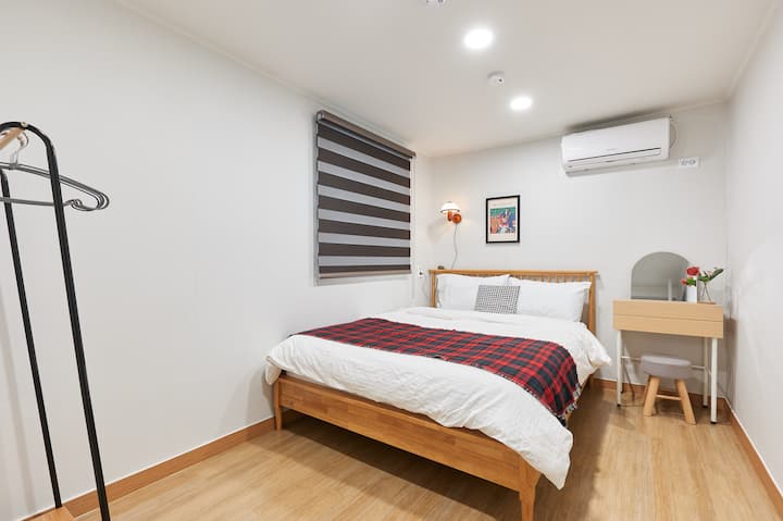 Ննջասենյակ4 ՝ երկտեղանի մահճակալ, զգեստապահարան, հագուստի կախիչ