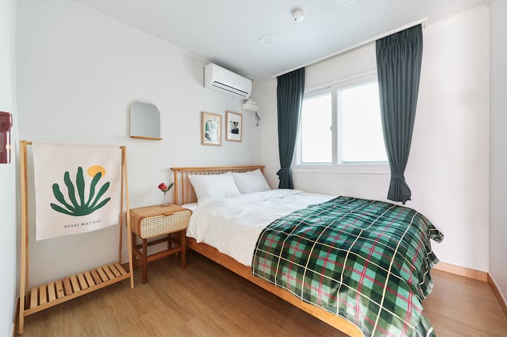 Ննջասենյակ3 ՝ երկտեղանի մահճակալ, կողքի սեղան, հագուստի կախիչ