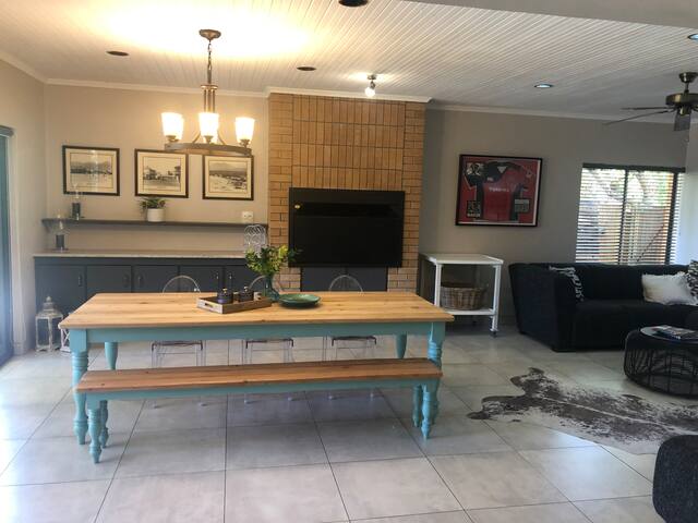 Entertainer’s dream in Strand. gallery image 2