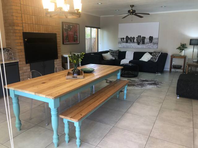 Entertainer’s dream in Strand. gallery image 4