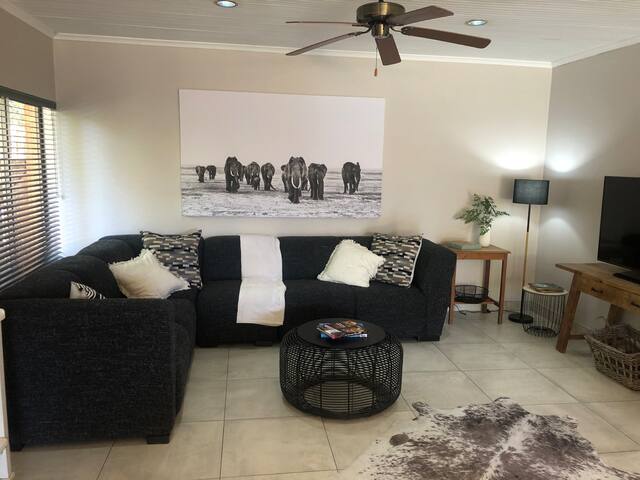 Entertainer’s dream in Strand. gallery image 5