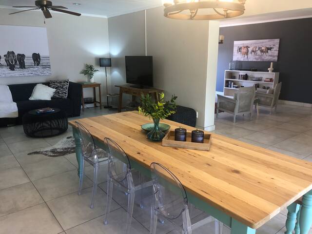 Entertainer’s dream in Strand. gallery image 3