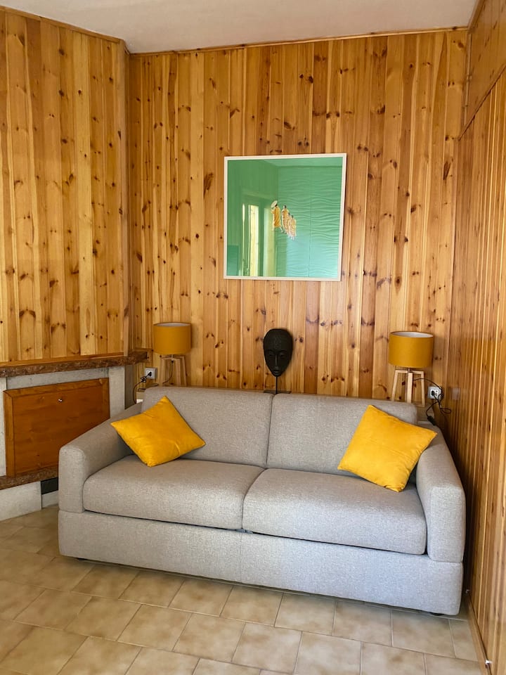 沙发床，配备13厘米床垫、冷灯、壁炉、为手机充电的侧插头。 