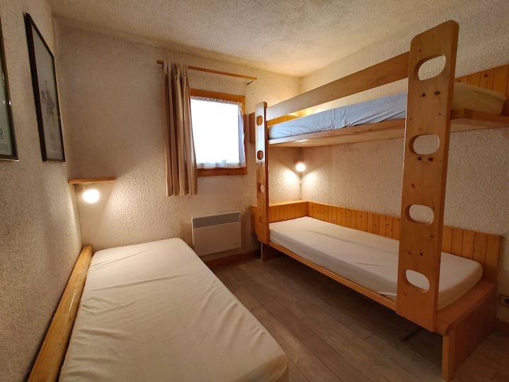 Lits superposés; un troisième couchage est possible sous le lit tiroir.
Couettes et oreillers fournis.
location possible de draps et serviettes de toilette auprès de Isabelle, la personne qui vous accueille.