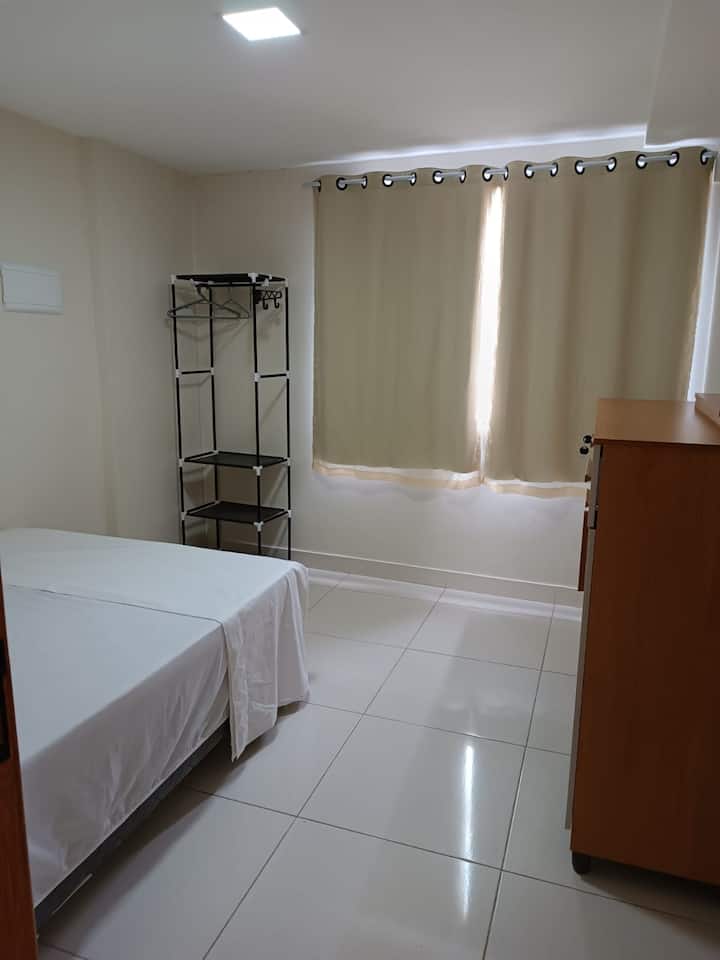 Chumba cha kulala kilicho na macaw.