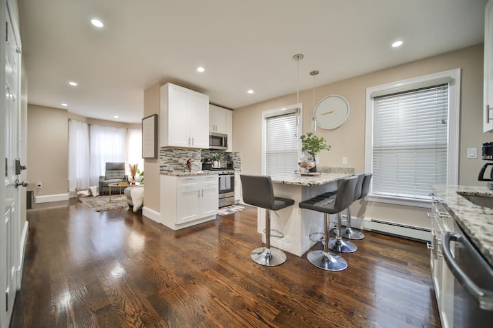 Hidden Gem 2 BR/1BA near Zoo 3 mil downtown Fenway