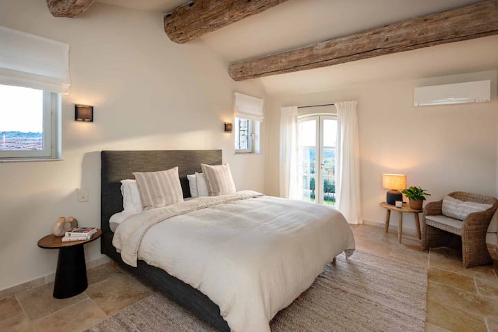 Მეორე სართულის ძირითადი ფლიგელი ძალიან ფართოა და აქვს ცალკე ლუქსი, რომელშიც არის ორმაგი ვანა-ტუალეტი. აბაზანა და გასასეირნებელი საშხაპე.