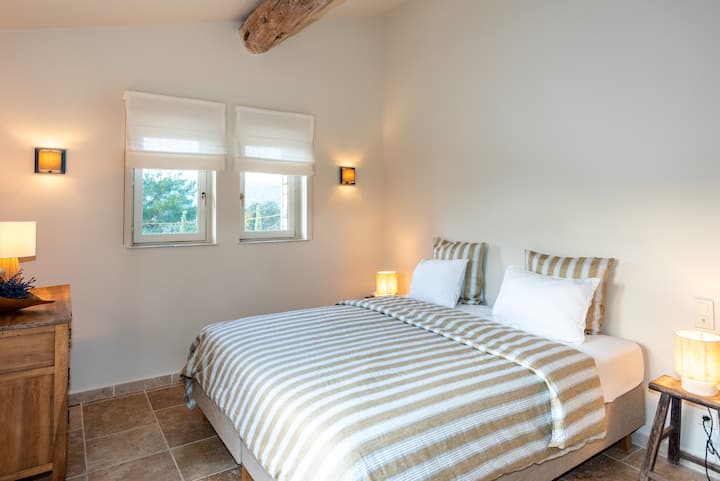 Მეორე პირველი სართულის საძინებელი შეიძლება შეიქმნას, როგორც ორი ერთადგილიანი საწოლი ან ერთი დიდი საწოლი.  Ამ ოთახს აქვს ფრანგული კარები, რომლებიც ღიაა ჯულიეტას აივანზე და ხედები უძველეს ზეთისხილის ხეზე ბაღში.