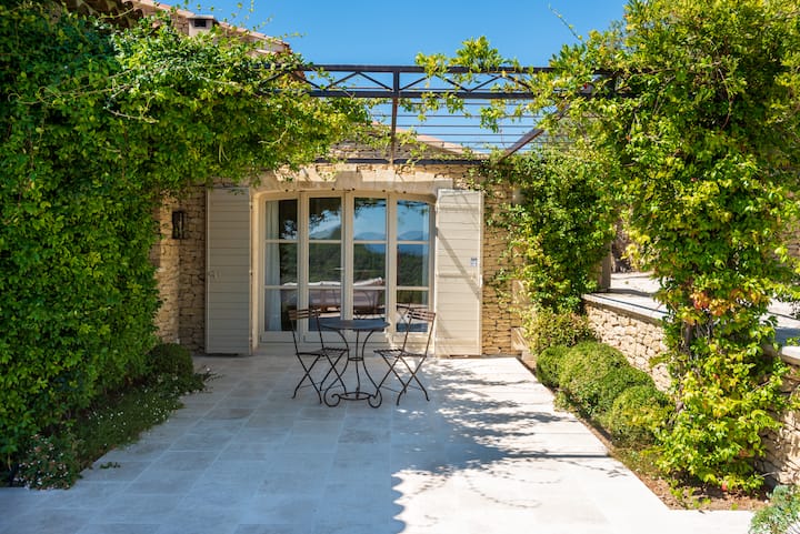 Ორი პირველი სართულიდან ერთ-ერთს აქვს საკუთარი გარე ტერასა, რომელიც იდეალურია დილის ყავისთვის და საიდანაც ლუბერონის ხეობის ხედები იშლება.