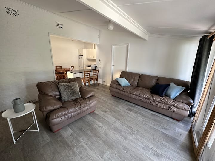 Spacious & Private 2BR Cottage Houses for Rent in Wagga Wagga, New