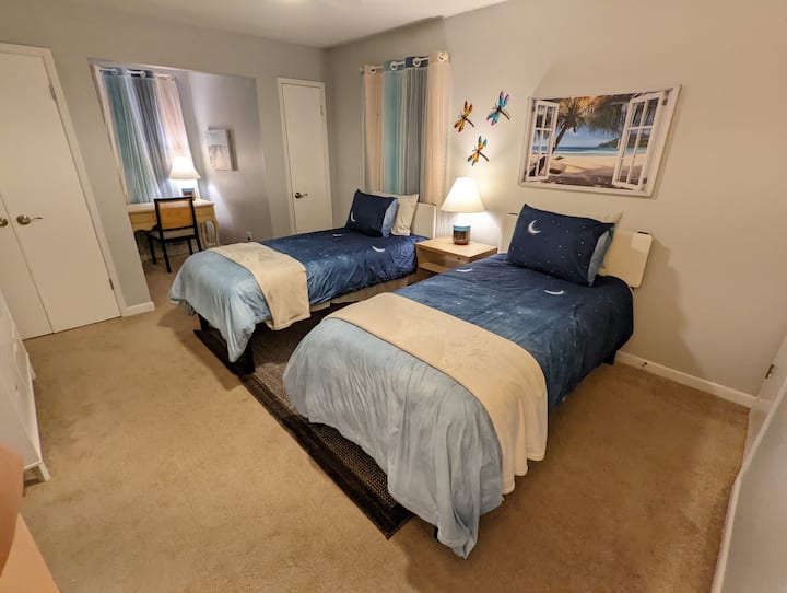 Terza camera da letto al piano superiore con due letti singoli.