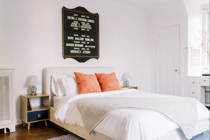 Sumérgete en la cama, cierra las cortinas opacas y despierta sintiéndote renovado.