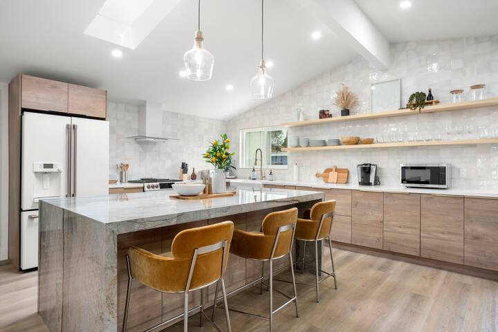 Modern Luxe Mission Valley 3 BR with Game Room gallery image 3