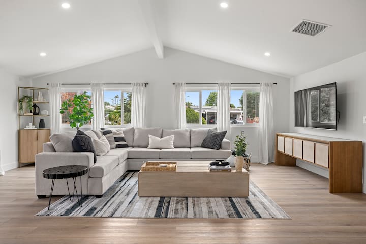Modern Luxe Mission Valley 3 BR with Game Room gallery image 2