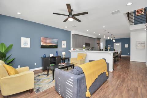 Successful Airbnb property: 2 Units | 16 Guests | 2-King Suites | 6 Bdrm | Charming + Modern in South Park