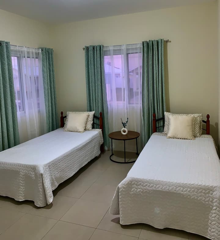 2つ目の寝室にはツインベッドのセットがあります