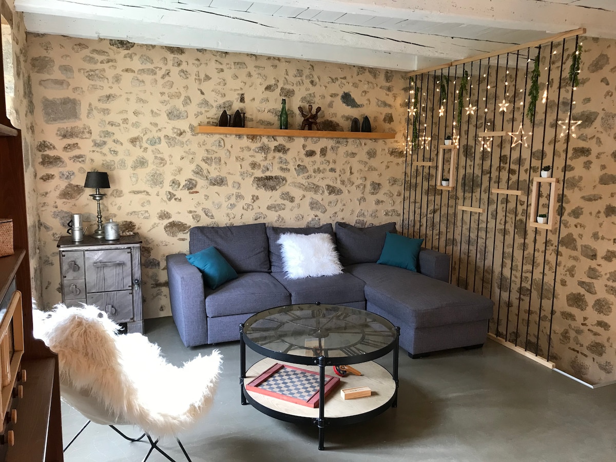 Priestor na sedenie je vybavený rohovou pohovkou, ktorú je možné premeniť na manželskú posteľ.
Prístup do hlavného apartmánu vpravo