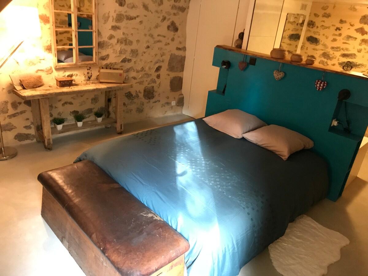 Hlavný apartmán. 160 lôžok, vaňa, umývadlo a toaleta. Vonkajší prístup v prípade potreby.