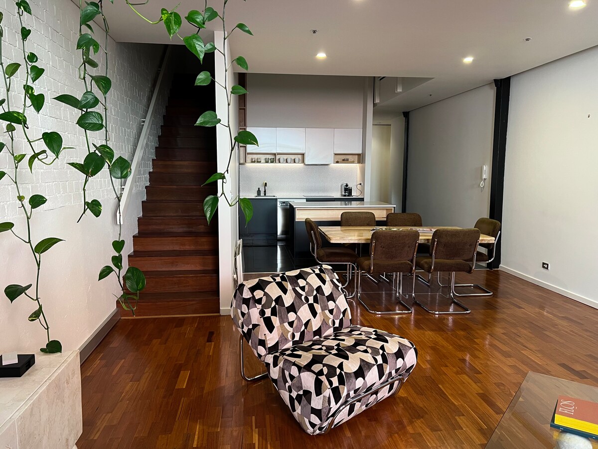 Top Airbnb: Warehouse in cool Collingwood. in Collingwood