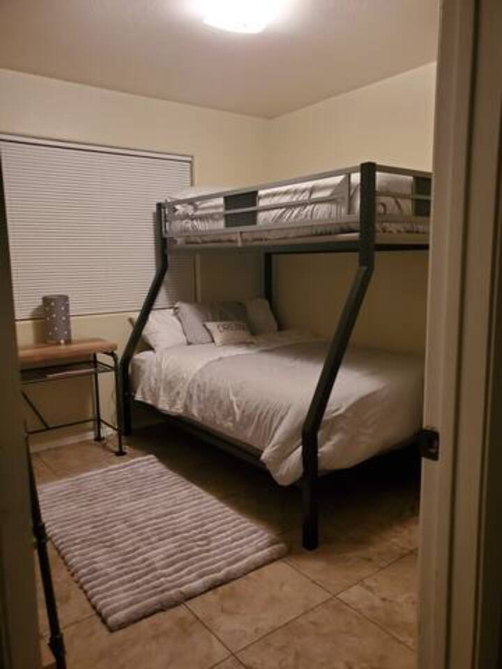 Trečias miegamasis su pilna apatine lova ir dvigule lova