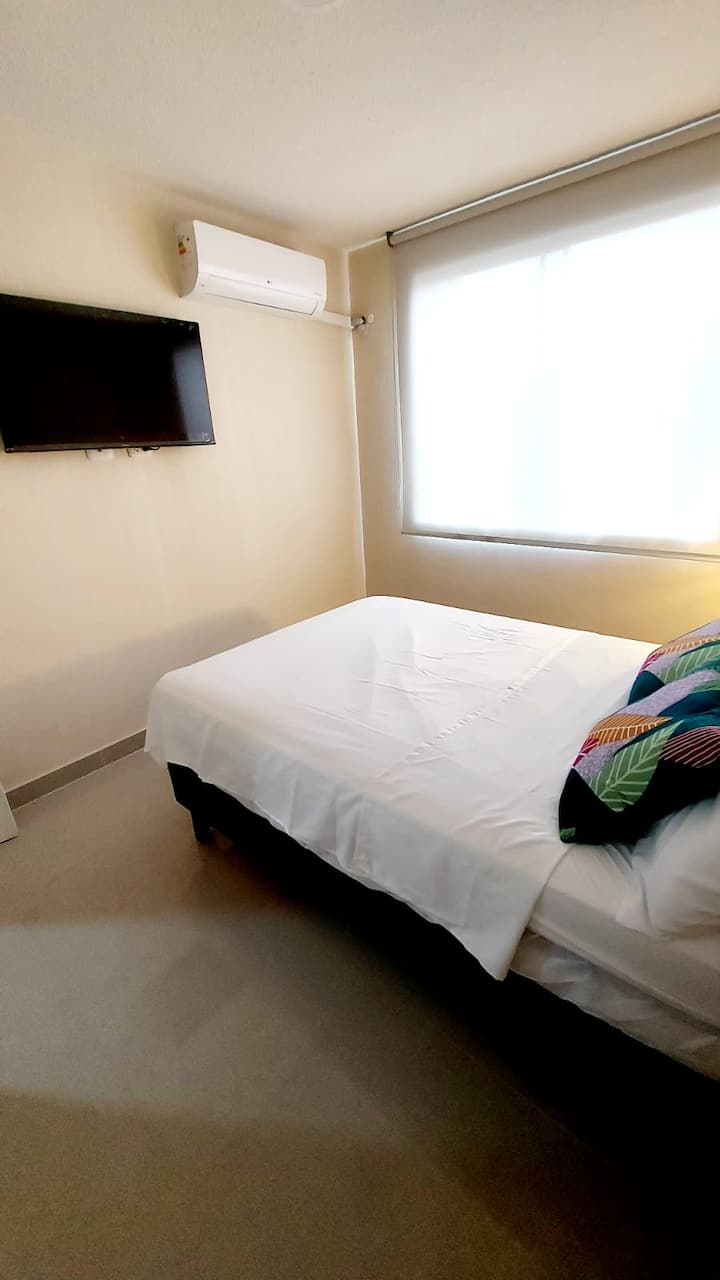 Habitación principal, equipada con aire acondicionado, tv smart, con cable e internet ilimitados.
