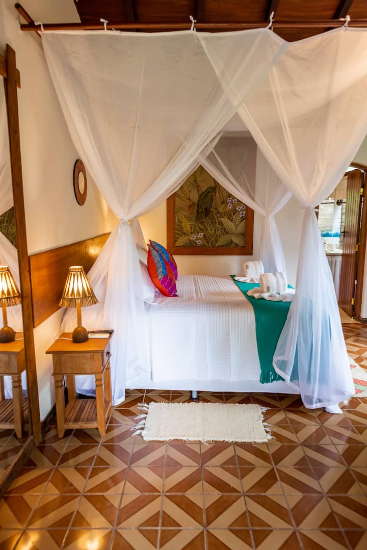 Chalet Rosa, suite 02.  Air 12,000 btu, smart tv 43", wi-fi,  frigobar, cama matrimonial, mosquitera, cortinas blackout, ventilador de mesa,  balcón, hamaca. Vistas a la piscina y al jardín.
