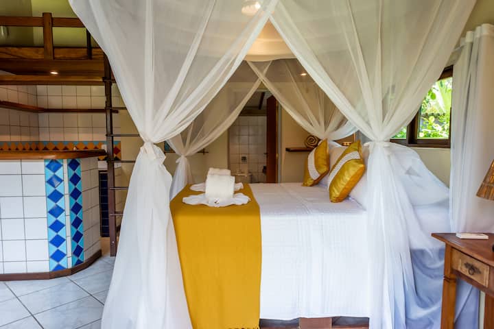 Yellow Chale. Air 12,000 btu, smart tv 32", wifi, cocina americana, minibar, cama doble, mosquitera, ventilador de mesa, cortinas blackout, escritorio, mezzanine, balcón y vista al jardín.