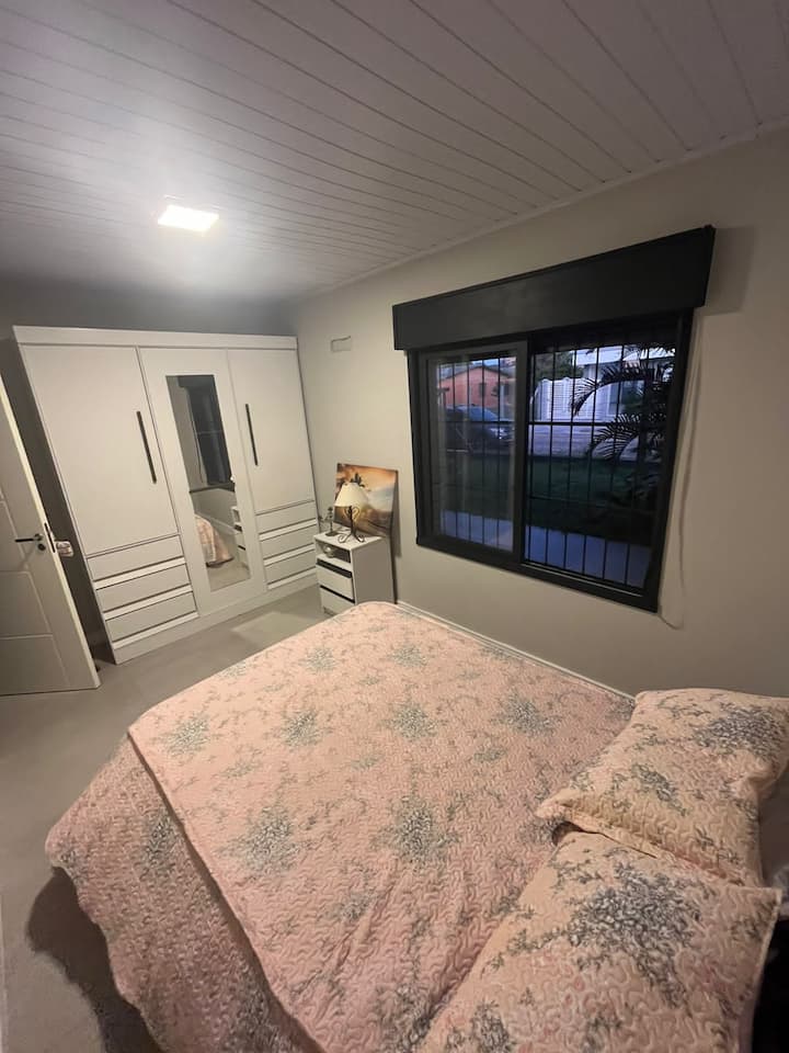 寝室2、パティオを見下ろすダブルベッド