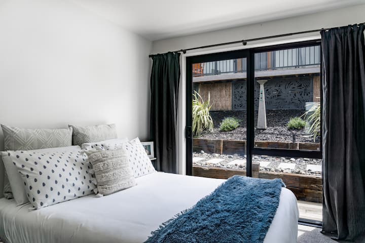 Საძინებელი ოთხი ორადგილიანი საწოლით და ბაღის ხედით.