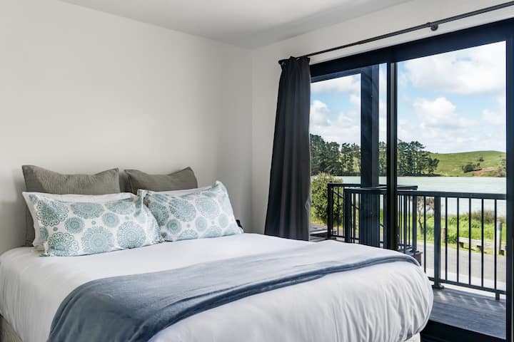 Მთავარი საძინებელი King size საწოლით, წყლის ხედებითა და სლაიდერის კარით, რომელიც წინა გემბანზე გადის.