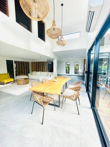 Grand villa style home in the Sunshine Coast gallery image 4