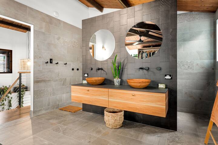 Grand villa style home in the Sunshine Coast gallery image 3