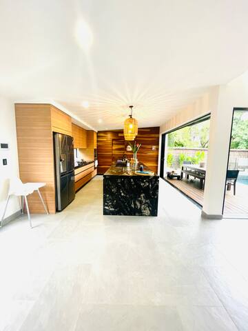 Grand villa style home in the Sunshine Coast gallery image 2