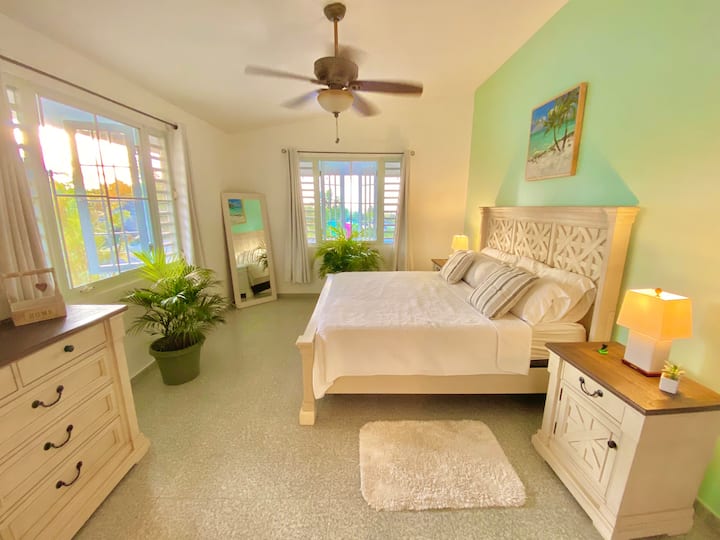 Unidad superior. Magníficas vistas desde grandes ventanas con mampara desde esta hermosa suite principal. Aire acondicionado en la habitación también. 