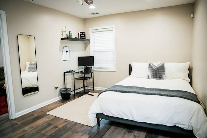 Hoofdslaapkamer met kingsize bed, eigen slaapkamer en speciaal werkstation