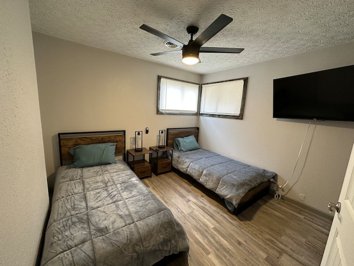 ห้องนอนที่ 3 มีเตียงแฝด 2 หลังพร้อมที่นอนเป่าลมหลายอัน 