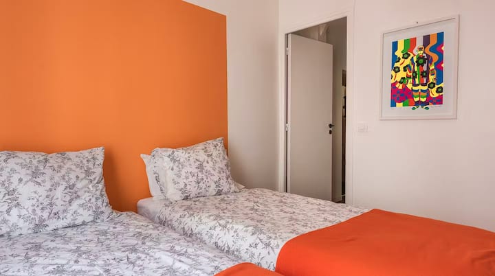 Camera da letto # 3 chiamata Camera Pop 2 letti singoli (200 x 80 cm ciascuno) e lavandino