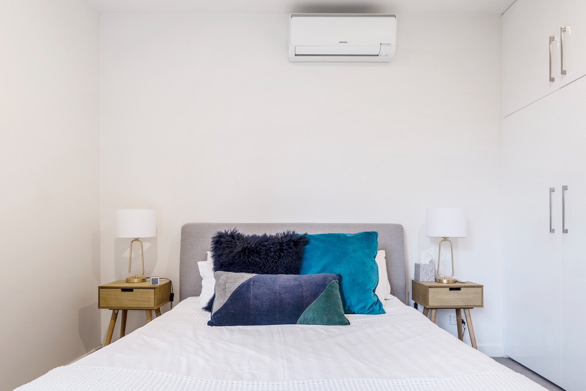 Chumba cha kulala chepesi na chenye hewa safi kinajumuisha kitanda cha ukubwa wa malkia, mavazi yaliyojengwa ndani na mwonekano wa majani ukiangalia bustani.
