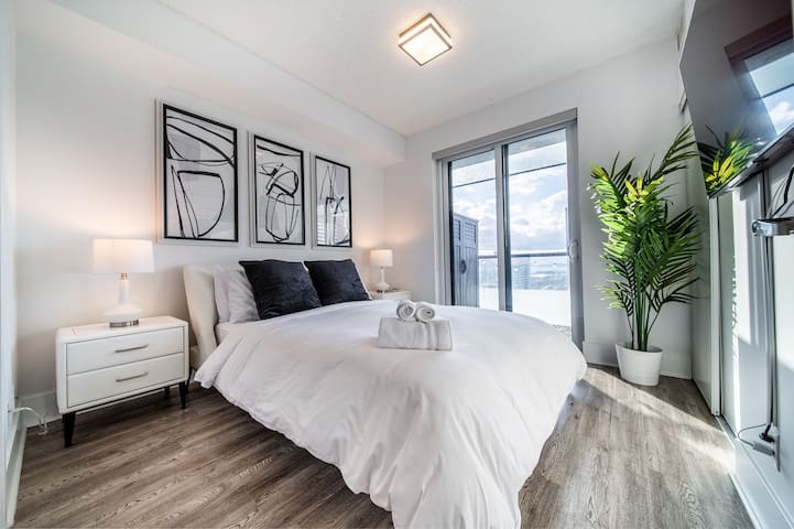 Luxury Downtown Condo For 6 (Near CN Tower)