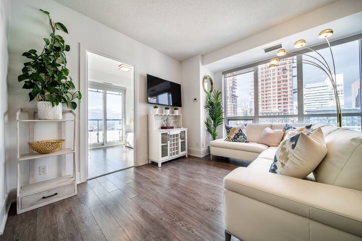 Luxury Downtown Condo For 6 (Near CN Tower) gallery image 2