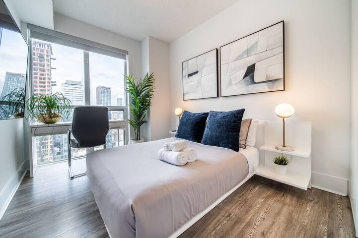 Luxury Downtown Condo For 6 (Near CN Tower) gallery image 5