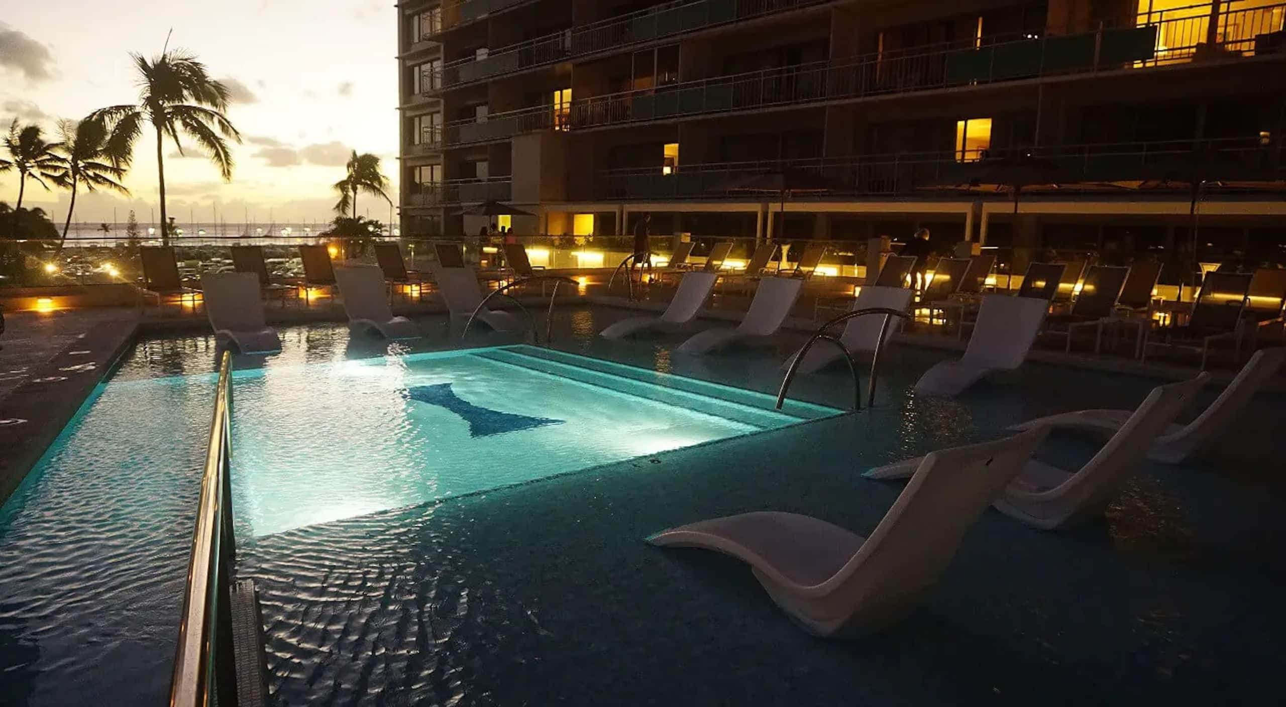 Hotel in Honolulu · ★4.8 · 1 bedroom · 3 beds · 1 private bath - Image 14
