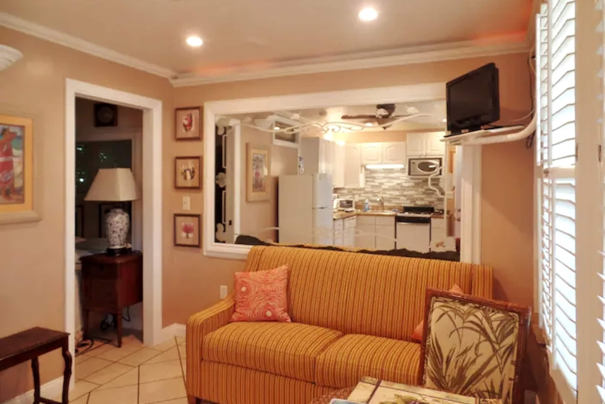 Artistic 1 bedroom - quick walk to the beach - Main photo