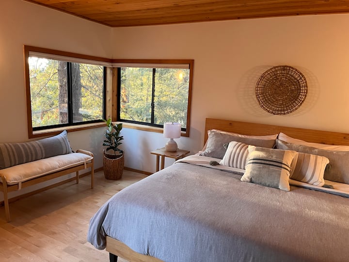 غرفة على السطح مع سرير كينج